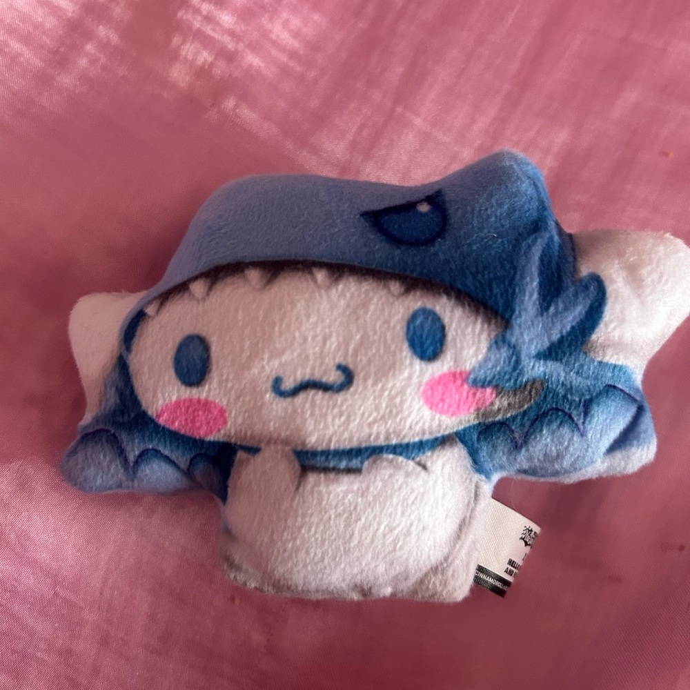 McDonald’s cinnamon roll hello Kitty plushy keychain